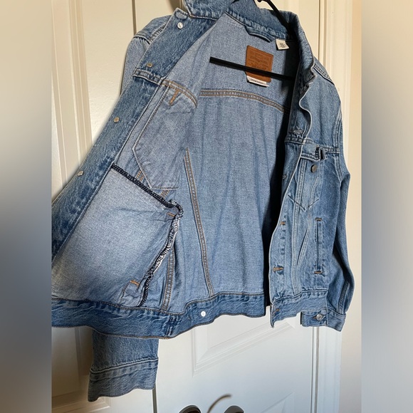 Levi’s Women’s Ex-Boyfriend Trucker Denim Jean Jacket size S - Picture 4 of 5